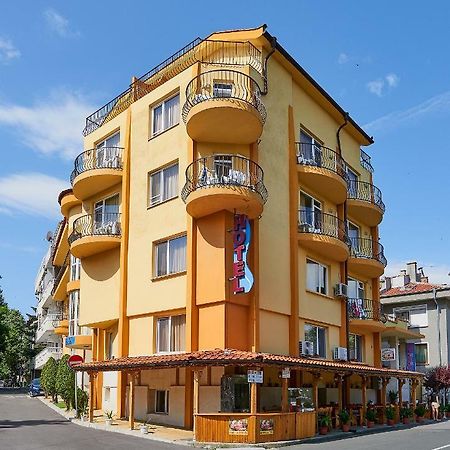 פומורי Peneka Hotel מראה חיצוני תמונה